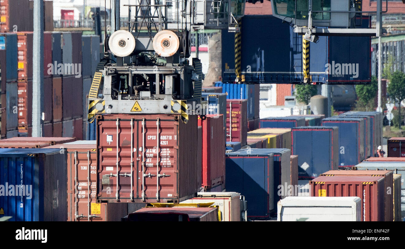 Frankfurt, Germany. 28th Apr, 2015. Containers are loaded from a truck onto tracks at a transshipment station in Frankfurt, Germany, 28 April 2015. Inbound containers are immediately loaded onto trains and trucks or stored temporarily in an open space area, based on a sophisticated logistics system. Photo: Boris Roessler/dpa/Alamy Live News Stock Photo