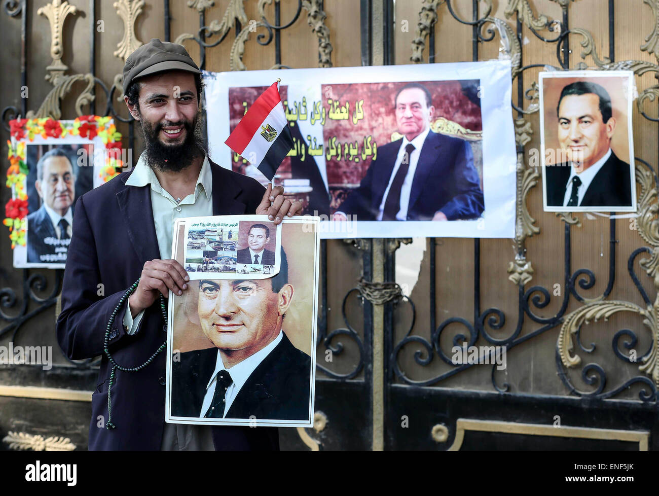 Cairo, Egypt. 4th May, 2015. An Egyptian supporter of former President Hosni Mubarak holds his picture during a celebration to mark his 87th birthday, outside Maadi military hospital, near Cairo on May 4, 2015. An Egyptian legal authority on Monday ruled in favor of former President Hosni Mubarak by allowing him to retain his ''privileges'' as former president, a judicial source has said © Amr Sayed/APA Images/ZUMA Wire/Alamy Live News Stock Photo