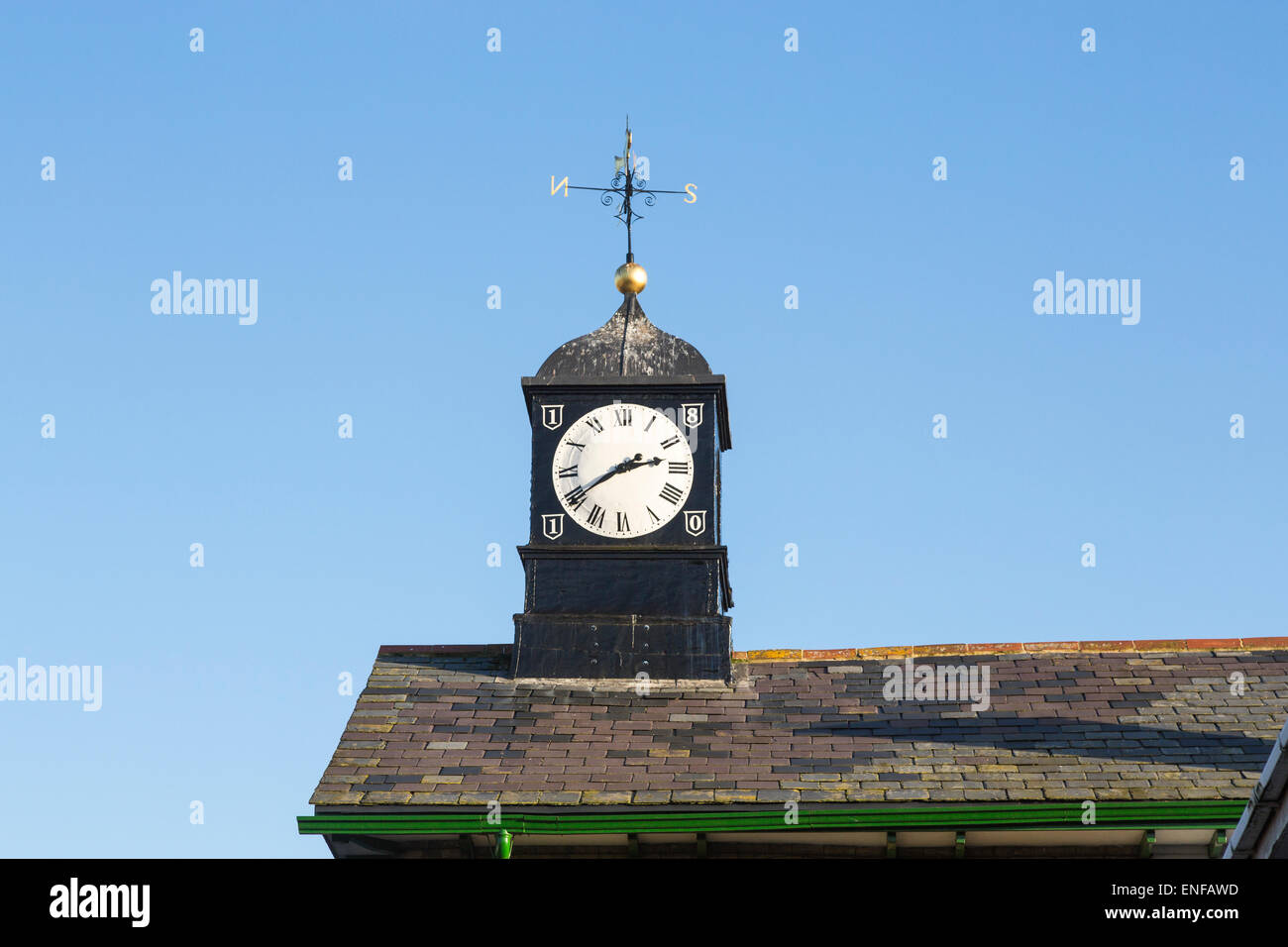 Rooftop clock hires stock photography and images Alamy