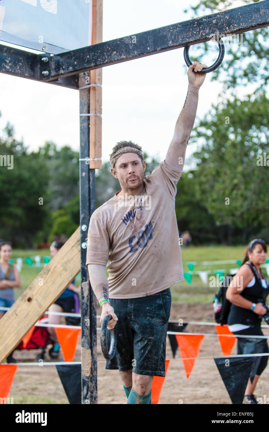 Austin, Texas, USA. 2nd May, 2015. Cast members of the TV show Supernatural participate in the 2015 Austin Tough Mudder. Jensen Ackles on rings Stock Photo