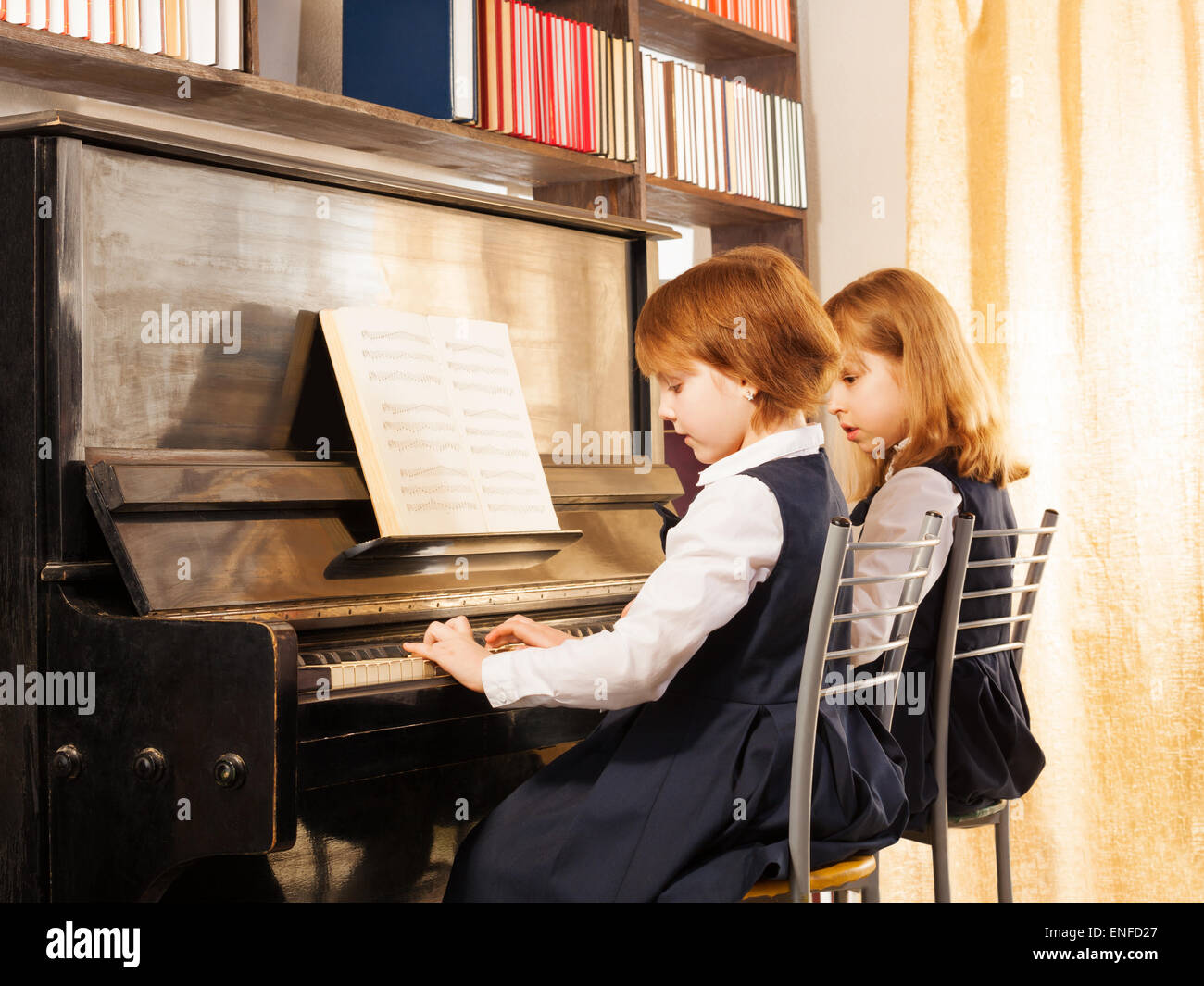 Listen she is playing the piano. Двое детей.за пианино. Два ребенка и фортепиано. Две девочки играют на пианино. Ребенок за роялем.