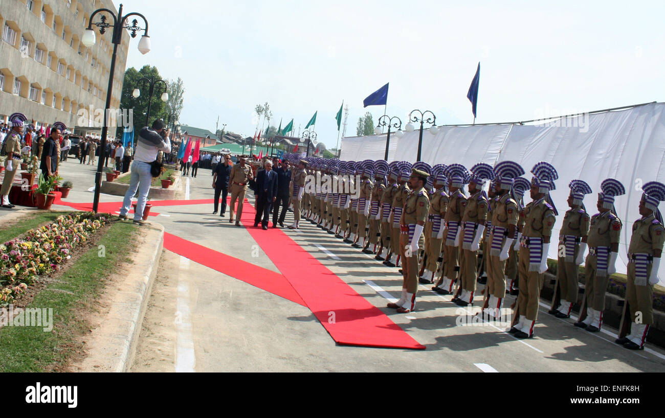 Srinagar, Kashmir. 5th May, 2015. Chief Minister of the State of Jammu and Kashmir Mufty Mohammad Sayeed walks with officials as he inspects a guard of honour at the civil secretariat complex on the first day of the Darbar Move in Srinagar. The civil secretariat, which houses the office of the chief minister and his colleagues, reopened in Srinagar, the summer capital of Indian-administered Kashmir, after six months in Jammu, the winter capital. The Darbar Move is the age-old tradition of shifting the civil secretariat and other government offices to Jammu during the winter months Stock Photo