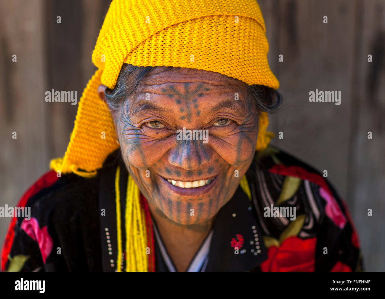 Чин народ. Татуированные женщины племени чин. Женщины Бирмы. Тату на лице племена.