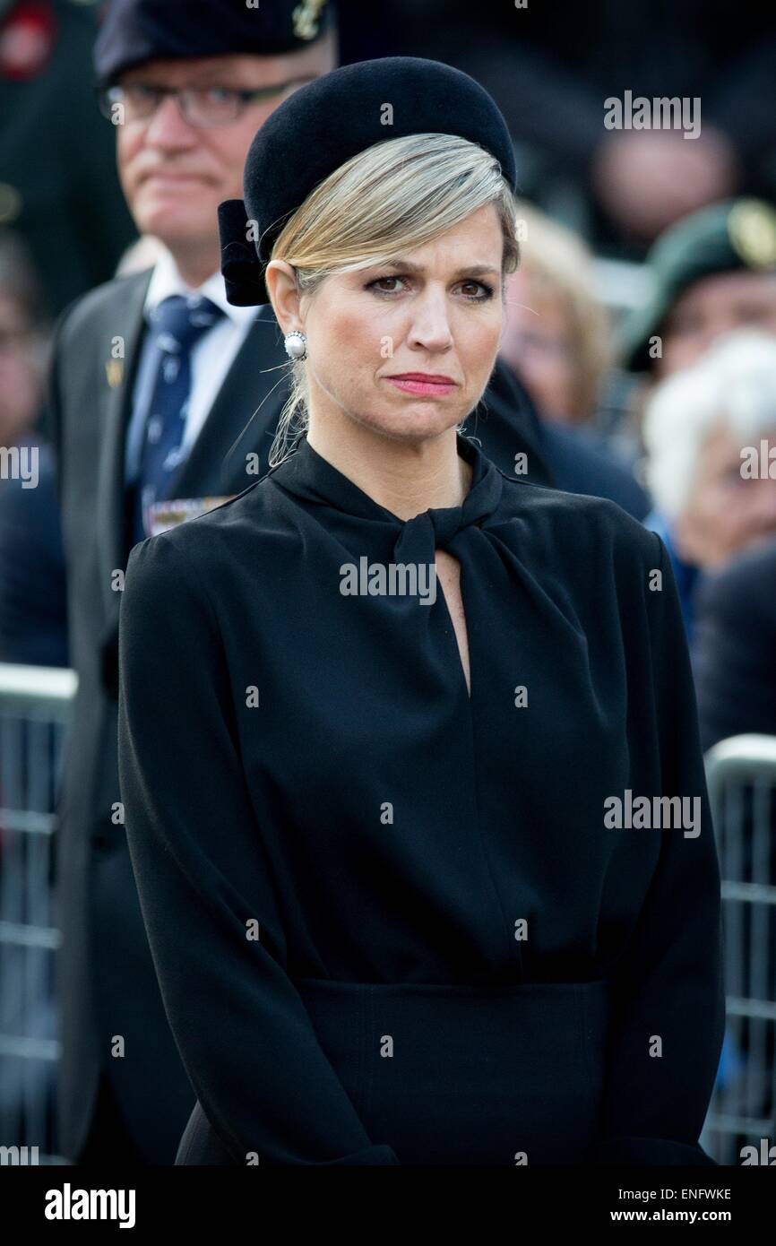 Amsterdam, The Netherlands. 04th May, 2015. Dutch Queen Maxima during a National Remembrance ceremony at the National Monument on Dam Square in Amsterdam, The Netherlands, 04 May 2015. The ceremony is held annually and commemorates all civilians and members of the armed forces of the Kingdom of the Netherlands who have died in wars or peacekeeping missions since the outbreak of World War II. Photo: Patrick van Katwijk/ POINT DE VUE OUT - NO WIRE SERVICE -/dpa/Alamy Live News Stock Photo