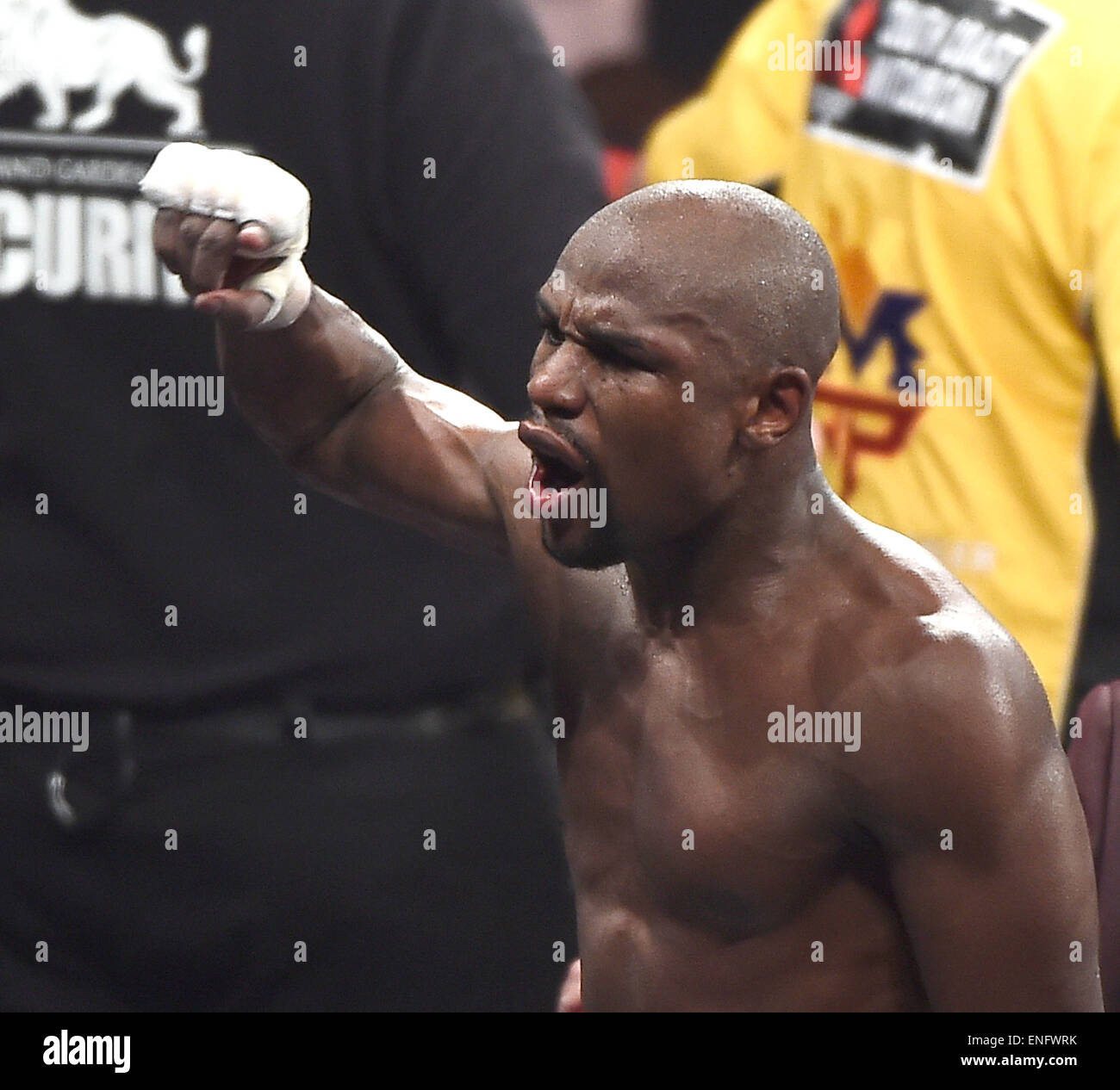 May 2.2015. Las Vegas NV. Floyd Mayweather Jr. yells back at booing fans after goes 12 rounds with Manny Pacquiao Saturday at the MGM Grand Hotel. Floyd Mayweather Jr. took the win by  unanimous decision over Manny Pacquiao in Las Vegas. Photo by Gene Ble Stock Photo