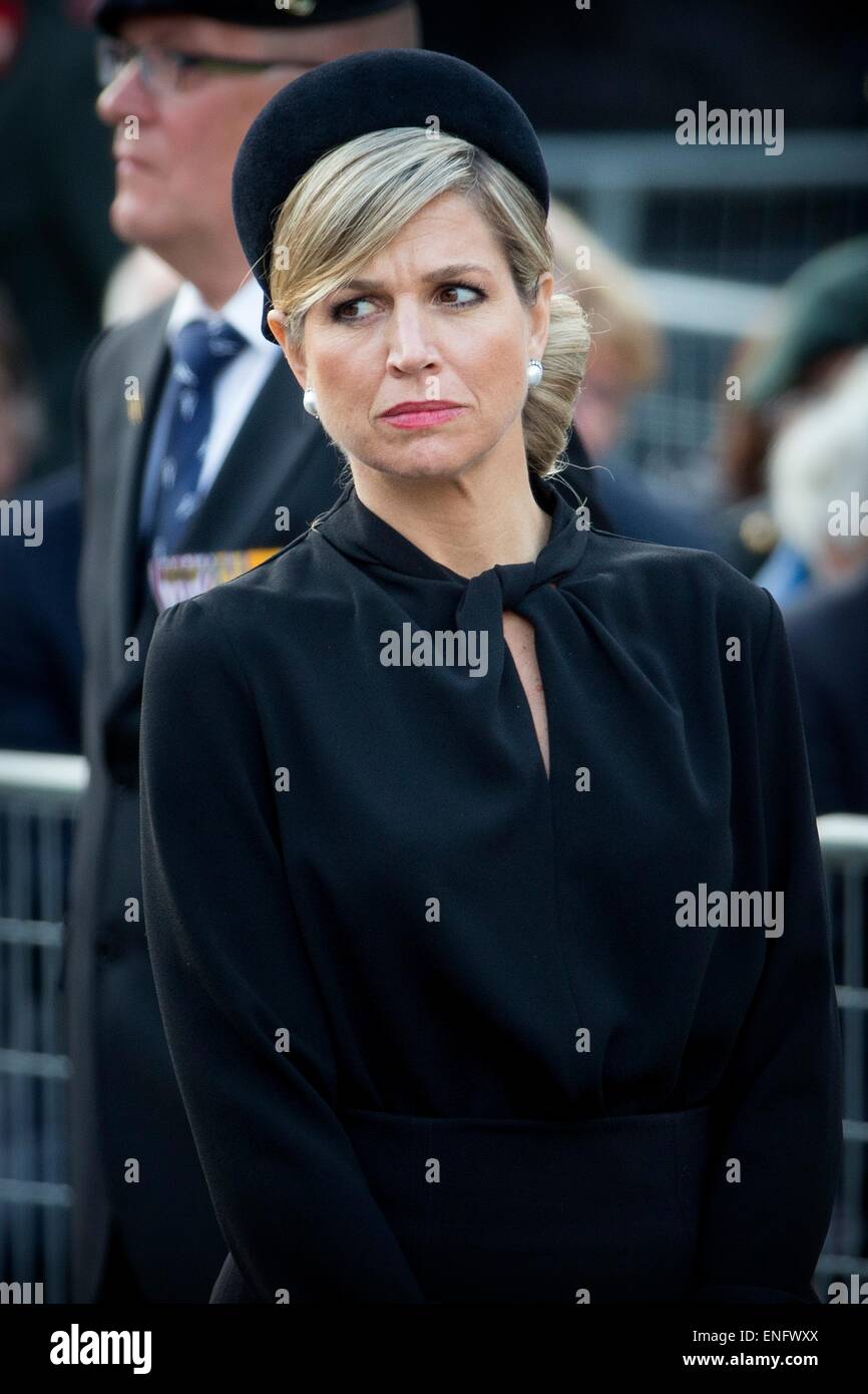 Amsterdam, The Netherlands. 04th May, 2015. Dutch Queen Maxima during a National Remembrance ceremony at the National Monument on Dam Square in Amsterdam, The Netherlands, 04 May 2015. The ceremony is held annually and commemorates all civilians and members of the armed forces of the Kingdom of the Netherlands who have died in wars or peacekeeping missions since the outbreak of World War II. Photo: Patrick van Katwijk/ POINT DE VUE OUT - NO WIRE SERVICE -/dpa/Alamy Live News Stock Photo