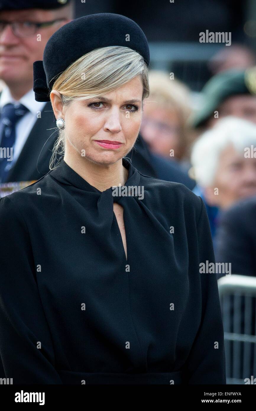 Amsterdam, The Netherlands. 04th May, 2015. Dutch Queen Maxima during a National Remembrance ceremony at the National Monument on Dam Square in Amsterdam, The Netherlands, 04 May 2015. The ceremony is held annually and commemorates all civilians and members of the armed forces of the Kingdom of the Netherlands who have died in wars or peacekeeping missions since the outbreak of World War II. Photo: Patrick van Katwijk/ POINT DE VUE OUT - NO WIRE SERVICE -/dpa/Alamy Live News Stock Photo