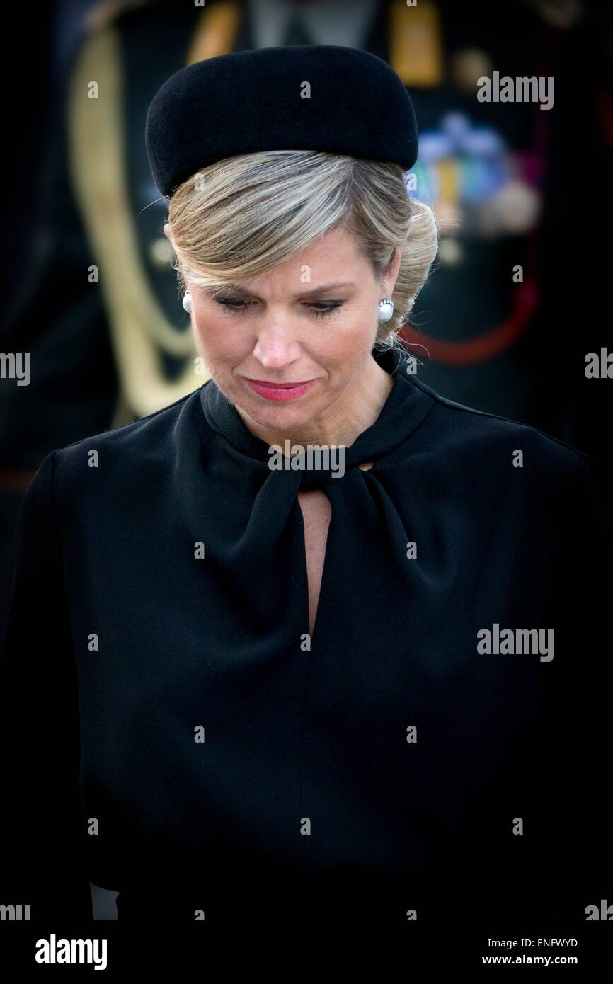 Amsterdam, The Netherlands. 04th May, 2015. Dutch Queen Maxima during a National Remembrance ceremony at the National Monument on Dam Square in Amsterdam, The Netherlands, 04 May 2015. The ceremony is held annually and commemorates all civilians and members of the armed forces of the Kingdom of the Netherlands who have died in wars or peacekeeping missions since the outbreak of World War II. Photo: Patrick van Katwijk/ POINT DE VUE OUT - NO WIRE SERVICE -/dpa/Alamy Live News Stock Photo