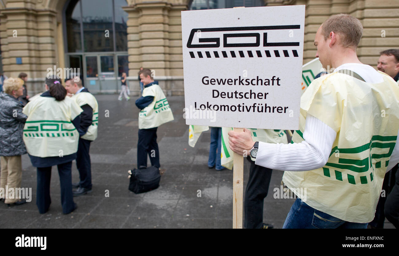 Members of the German train drivers' union GDL strike in front of the main train station in Frankfurt am Main, Germany, 05 May 2015. The train drivers' union GDL called on members to carry out the strike until Sunday morning at 9AM - the longest strike in the history of the Deutsche Bahn. Photo: BODO MARKS/dpa Stock Photo