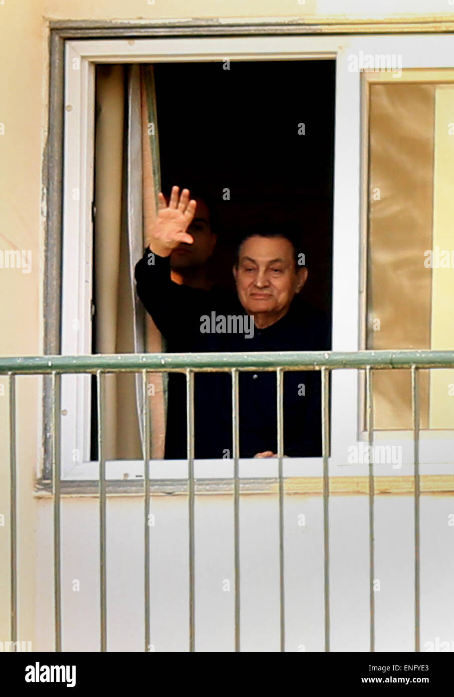 Cairo, Egypt. 5th May, 2015. Former Egyptian President Hosni Mubarak waves to supporters during a celebration to mark his 87th birthday, outside Maadi military hospital, near Cairo on May 5, 2015. An Egyptian legal authority on Monday ruled in favor of former President Hosni Mubarak by allowing him to retain his 'privileges' as former president, a judicial source has said © Amr Sayed/APA Images/ZUMA Wire/Alamy Live News Stock Photo