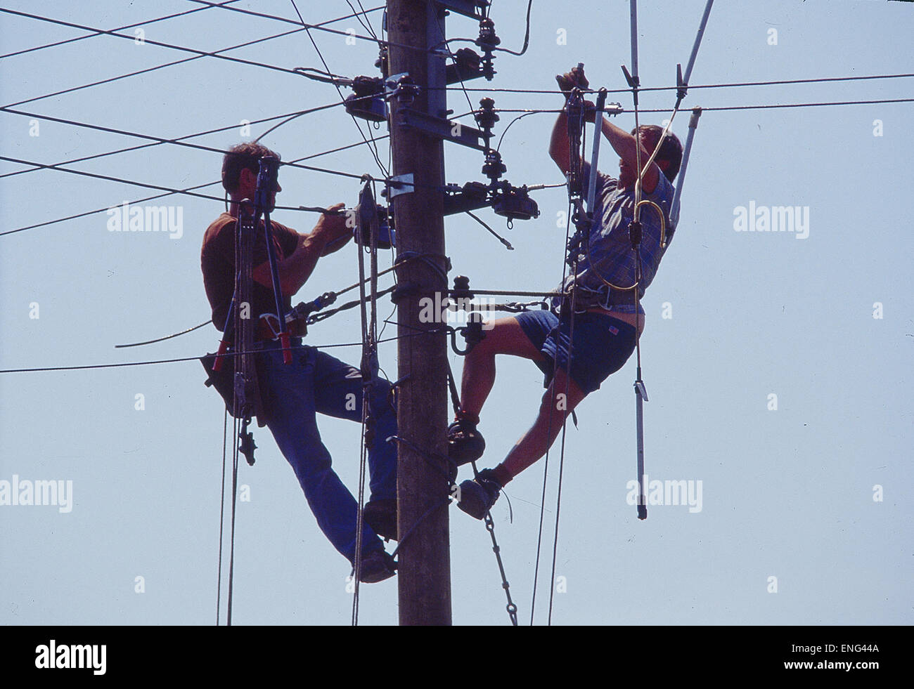 Zwei Arbeiter am Telegrafenmast Stock Photo