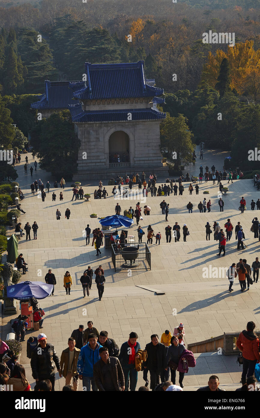 View from the Sun Yat-sen tomb of crowds approaching the tomb, at the Sun Yat-sen Mausoleum, Nanjing, Jiangsu province, China. Stock Photo