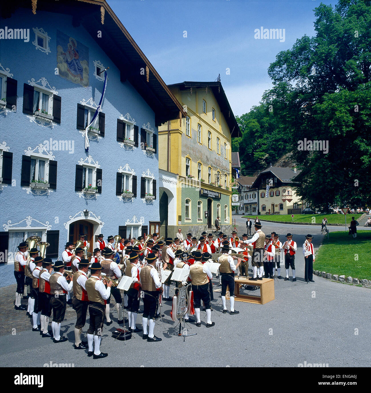 Bayern, Neubeuern, Musikkapelle beim Spielen im Ort, Musikfest Stock Photo