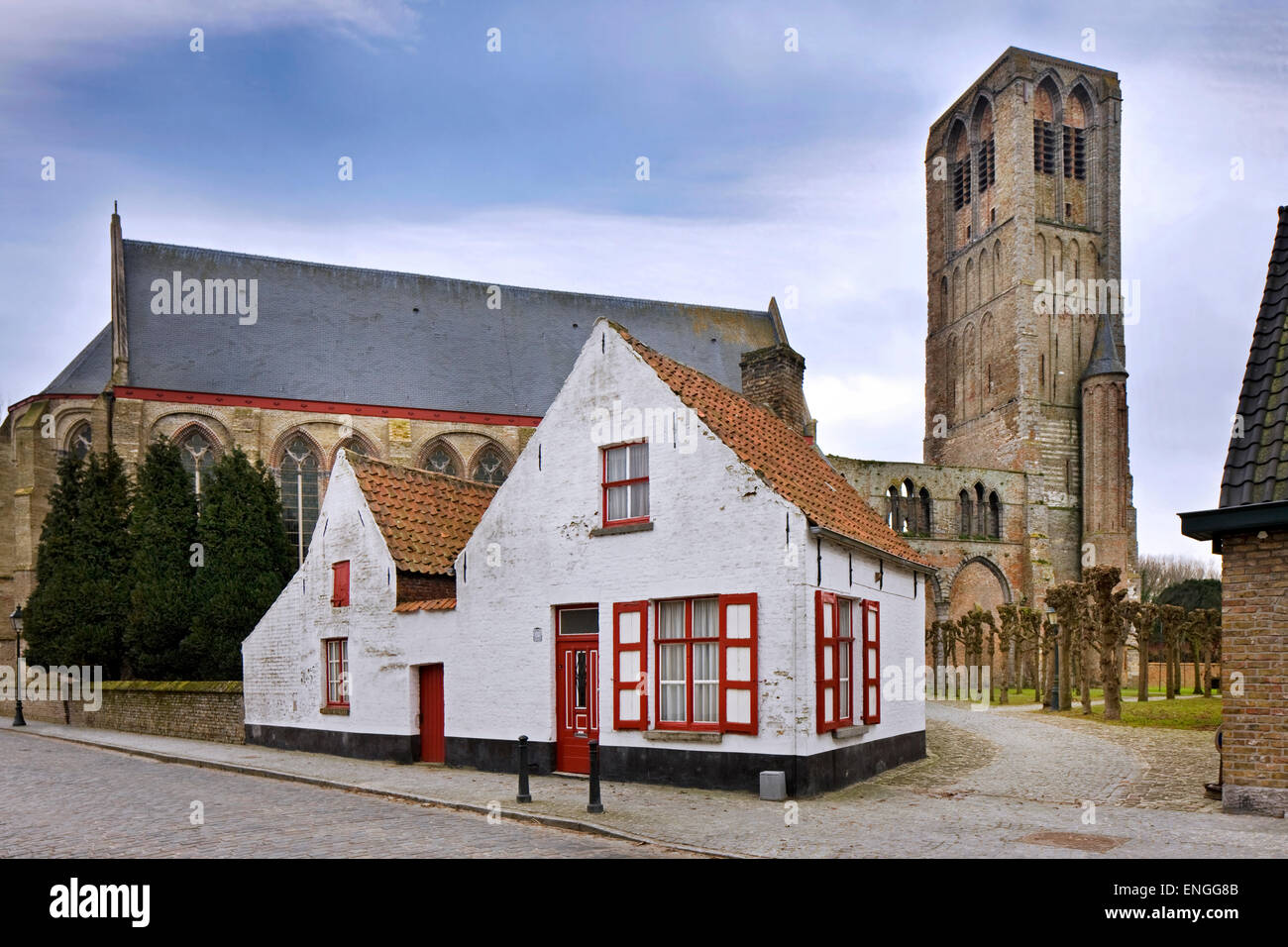 Old white house and the Church of Our Lady / Onze-Lieve-Vrouwekerk in the little town Damme, West Flanders, Belgium Stock Photo