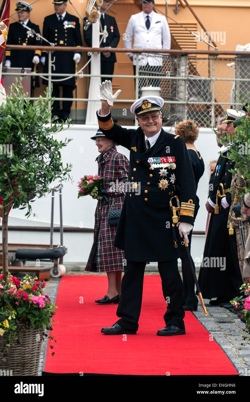 Helsingore, Denmark. 5th May, 2015. Prince Consort Henrik waves to the bystanders in Helsingore north of Copenhagen. The Prince and H. M. Queen Margrethe arrived onboard the royal ship, Dannebrog which left Copenhagen 12.30 local time Credit:  OJPHOTOS/Alamy Live News Stock Photo