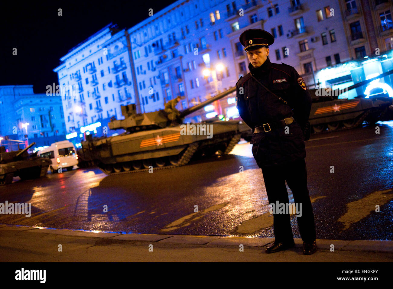 Moscow, Russia. 04th May, 2015. A policeman guarding Tverskaya Street as a newly developed T-14 tanks pass by. - Russian military hardwares including the latest developed T-14 tank participated in the 70th Victory day parade rehearsal. 4th May 2015 © Geovien So/Pacific Press/Alamy Live News Stock Photo
