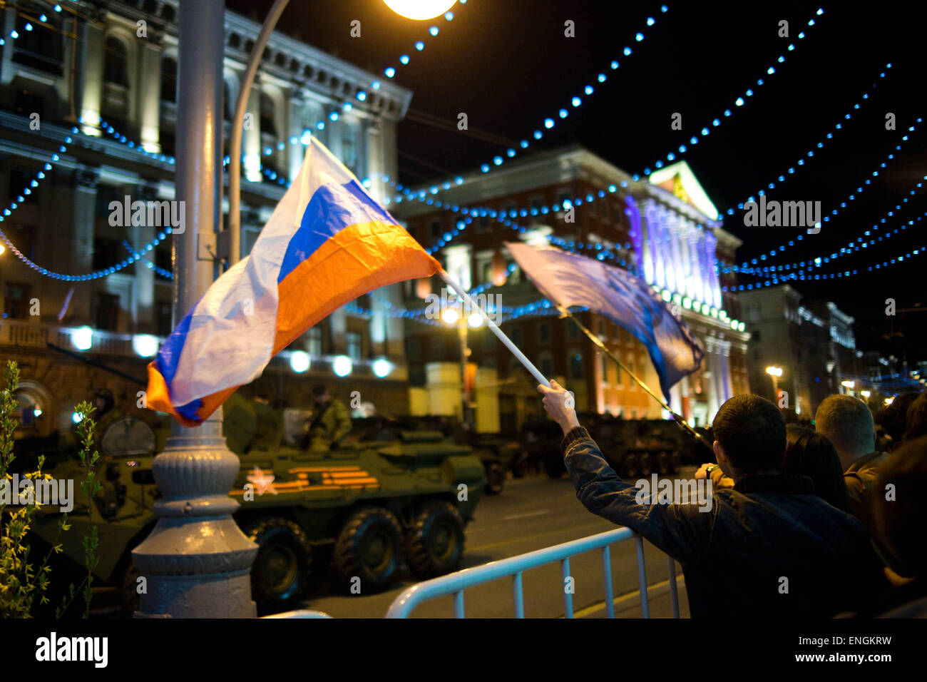 Moscow, Russia. 04th May, 2015. Local residents wave the Russian flag as they military parades thought Tverskaya Street. - Russian military hardwares including the latest developed T-14 tank participated in the 70th Victory day parade rehearsal. 4th May 2015 © Geovien So/Pacific Press/Alamy Live News Stock Photo