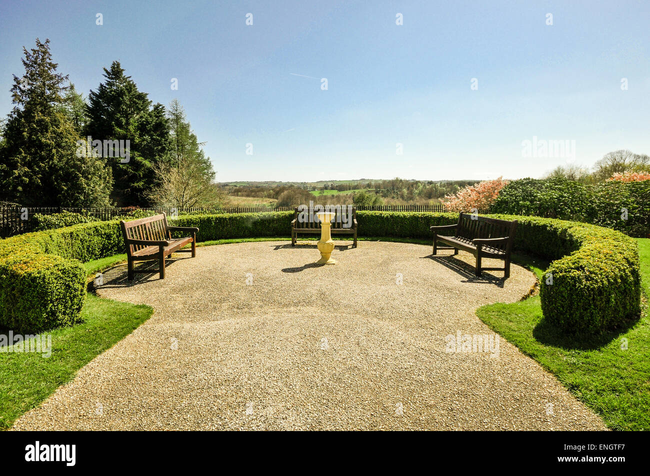 Gravel path topiary hi-res stock photography and images - Alamy