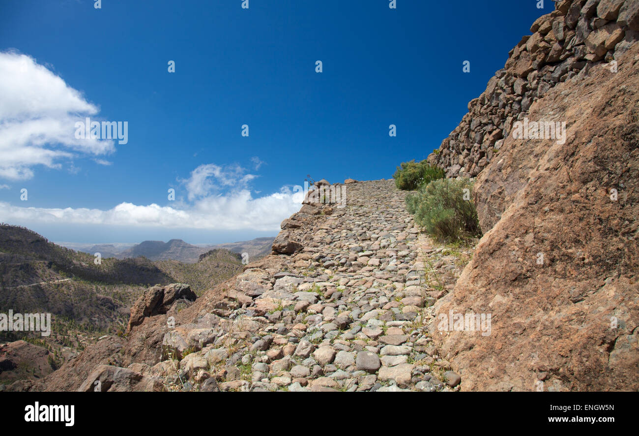 Gran Canaria, hiking route Cruz Grande - Llanos de la Pez, steep footpath, camino real, against the wall of the valley Stock Photo