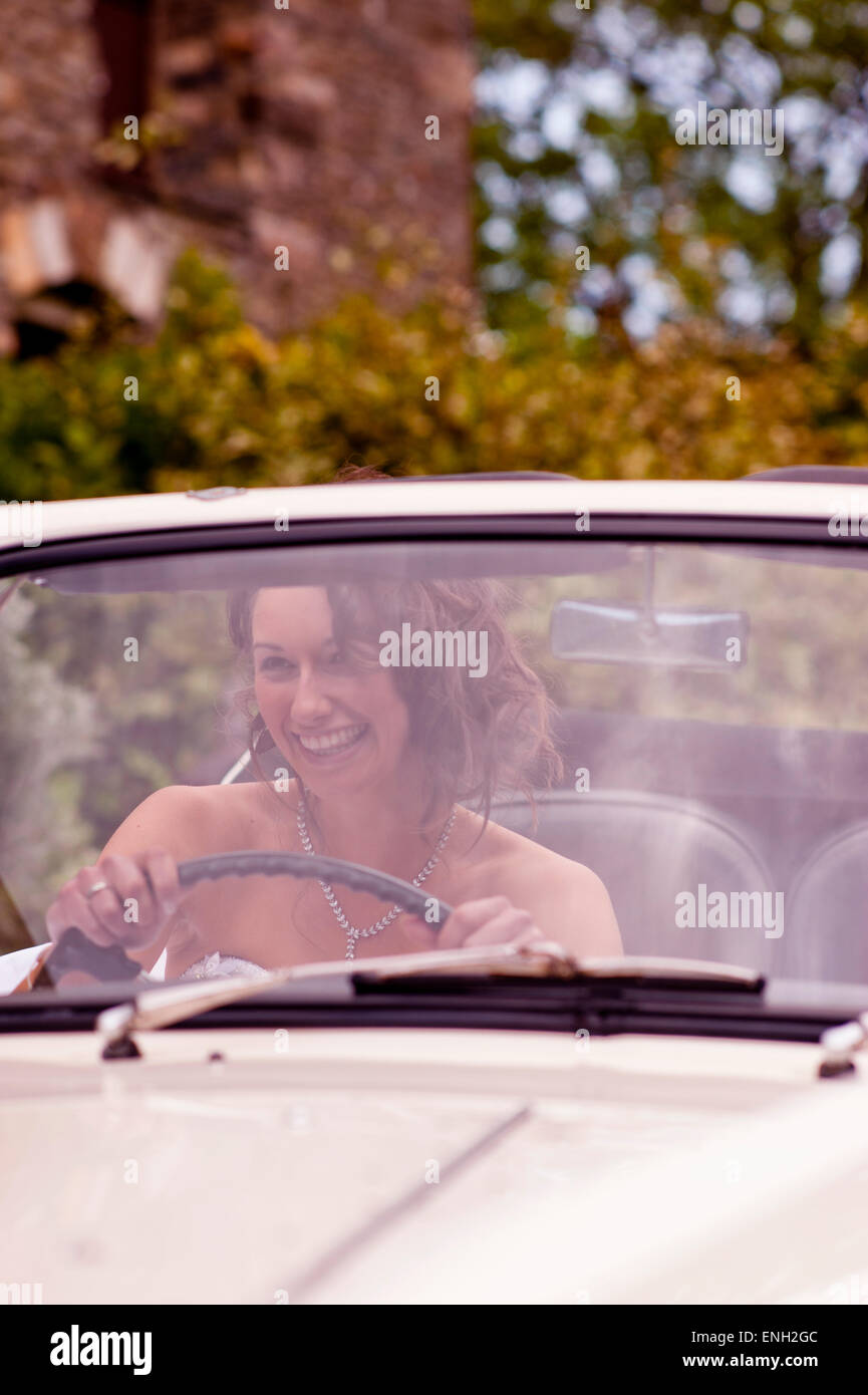 Portrait of a happy bride in her wedding car Stock Photo - Alamy