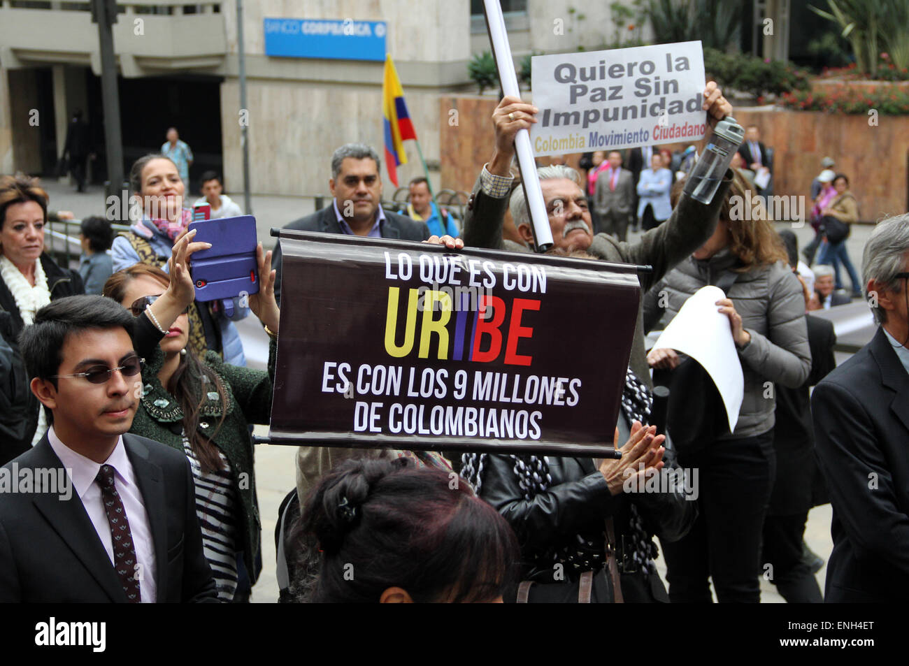 Bogota, Colombia. 5th May, 2015. Supporters of former Colombian President Alvaro Uribe participate in a meeting in front of the Supreme Court of Justice, in Bogota, Colombia, on May 5, 2015. According to the local press, Uribe testified before the Supreme Court in the framework of a research for his alleged links with a hacker that spied on the Colombian Government delegates and the Revolutionary Armed Forces of Colombia (FARC, for its acronym in Spanish) in the peace process with Cuba. © German Enciso/COLPRENSA/Xinhua/Alamy Live News Stock Photo