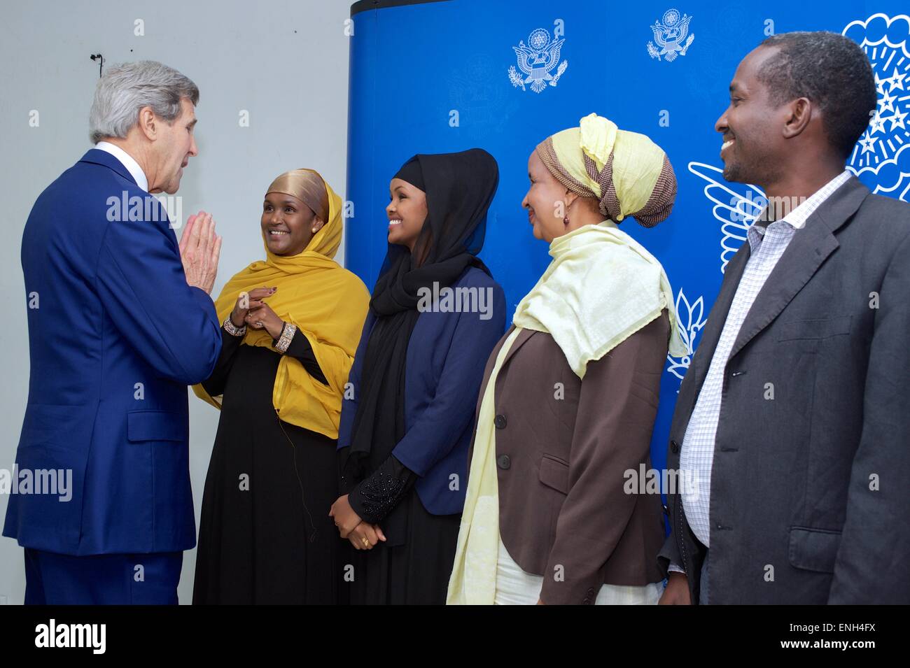 Mogadishu, Somalia. 5th May, 2015. US Secretary of State John Kerry meets four representatives of Somali civil society (L to R) Fartuun Adan, Ilwad Elman, Zainab Hassan, Mohamed Ibrahim - after arriving on an unannounced surprise visit May 5, 2015 in Mogadishu, Somalia. Stock Photo