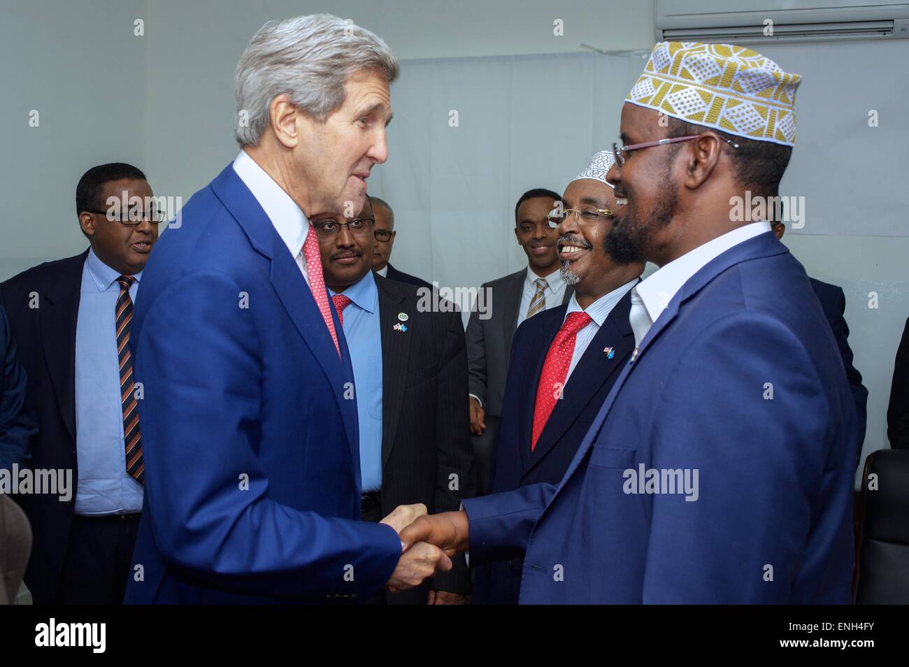 Mogadishu, Somalia. 5th May, 2015. US Secretary of State John Kerry shakes hands with Ahmed Madobe, Interim Juba Administration President, after arriving on an unannounced surprise visit May 5, 2015 in Mogadishu, Somalia. Stock Photo