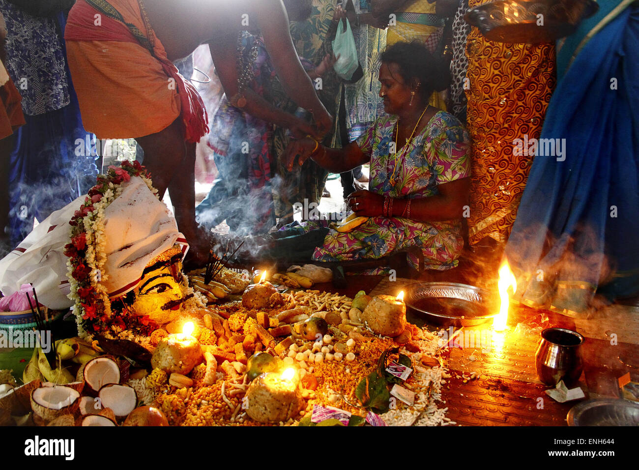 Villupuram, India. 05th May, 2015. Thousands of transgenders get married with Lord Aravan at Koothandavar temple in Koovagam festival on Tuesday. Transgenders gathered for 18 days in the month of April-May to observe the festival in Koovagam village, Villupuram district of Tamilnadu. © Shashi Sharma/Pacific Press/Alamy Live News Stock Photo