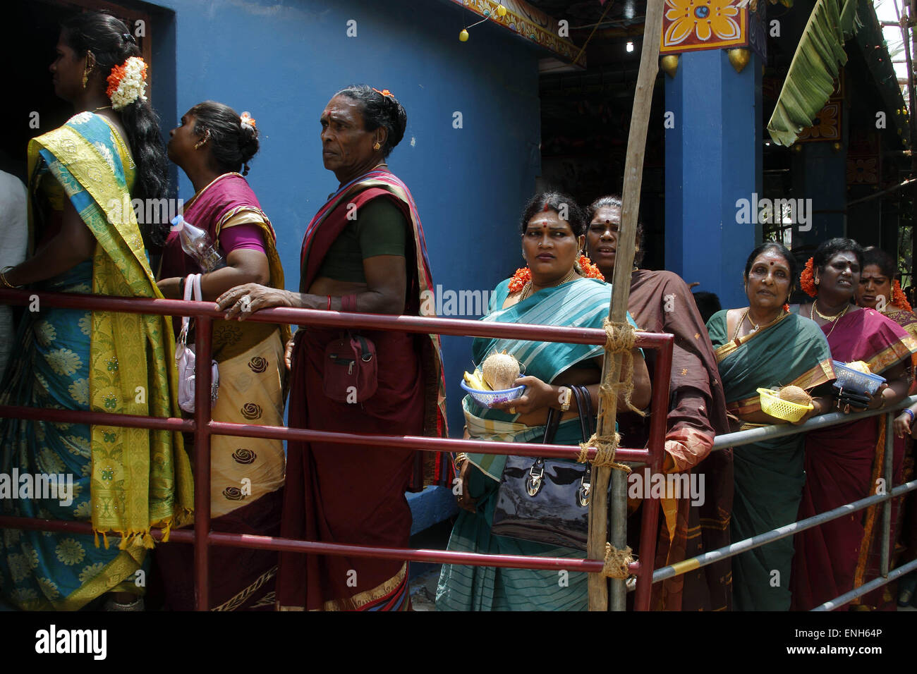 Villupuram, India. 05th May, 2015. Transgenders queue-up at Koothandavar temple to get married with Lord Aravan in Koovagam festival on Tuesday. Transgenders gathered for 18 days in the month of April-May to observe the festival in Koovagam village, Villupuram district of Tamilnadu. © Shashi Sharma/Pacific Press/Alamy Live News Stock Photo