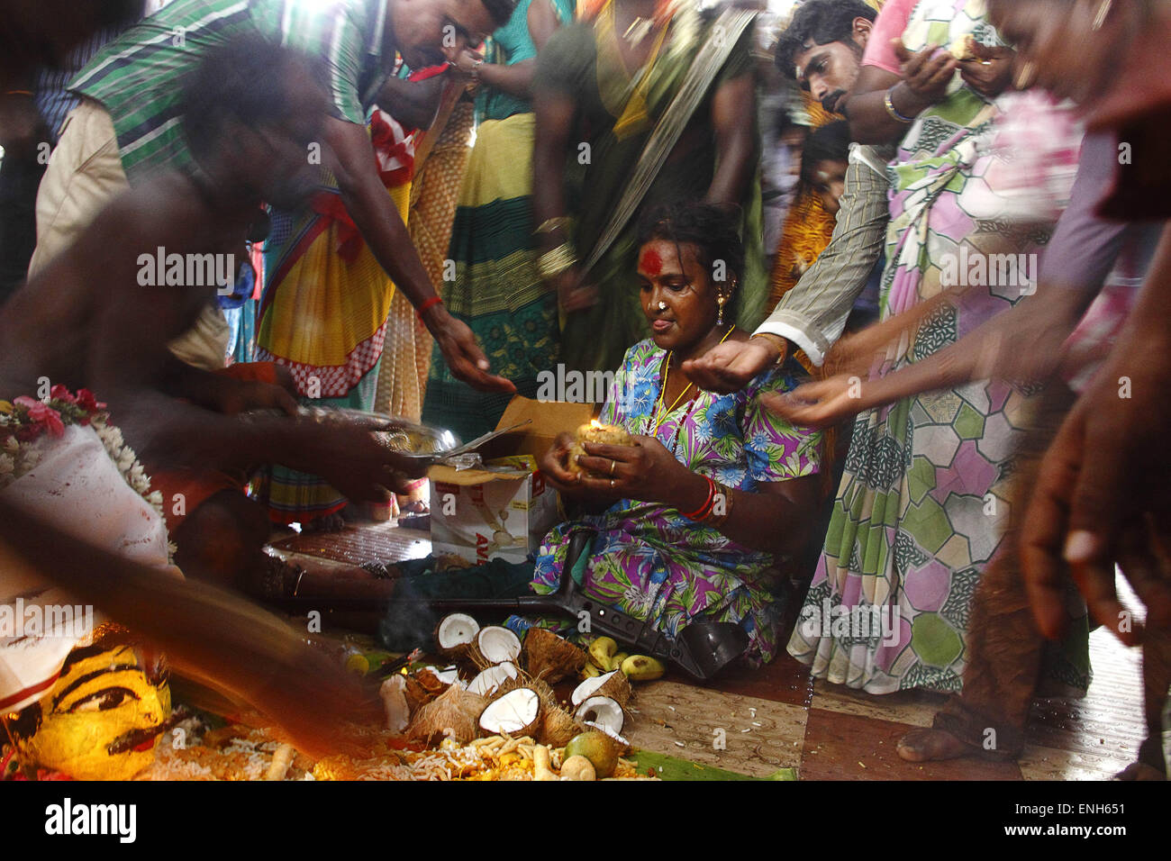 Villupuram, India. 05th May, 2015. A transgender perform the ritual during the marriage with Lord Aravan on Tuesday at Koothandavar temple in Koovagam, Tamilnadu. © Shashi Sharma/Pacific Press/Alamy Live News Stock Photo