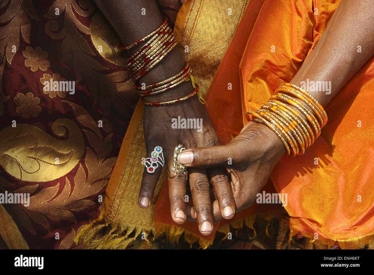 Villupuram, India. 05th May, 2015. Thousands of transgenders get married with Lord Aravan at Koothandavar temple in Koovagam festival on Tuesday. Transgenders gathered for 18 days in the month of April-May to observe the festival in Koovagam village, Villupuram district of Tamilnadu. © Shashi Sharma/Pacific Press/Alamy Live News Stock Photo