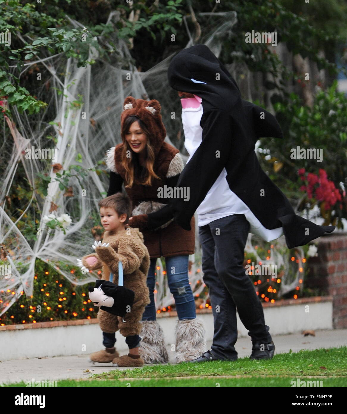 'Beverly Hills, 90210' actress Lindsay Price goes trick or treating