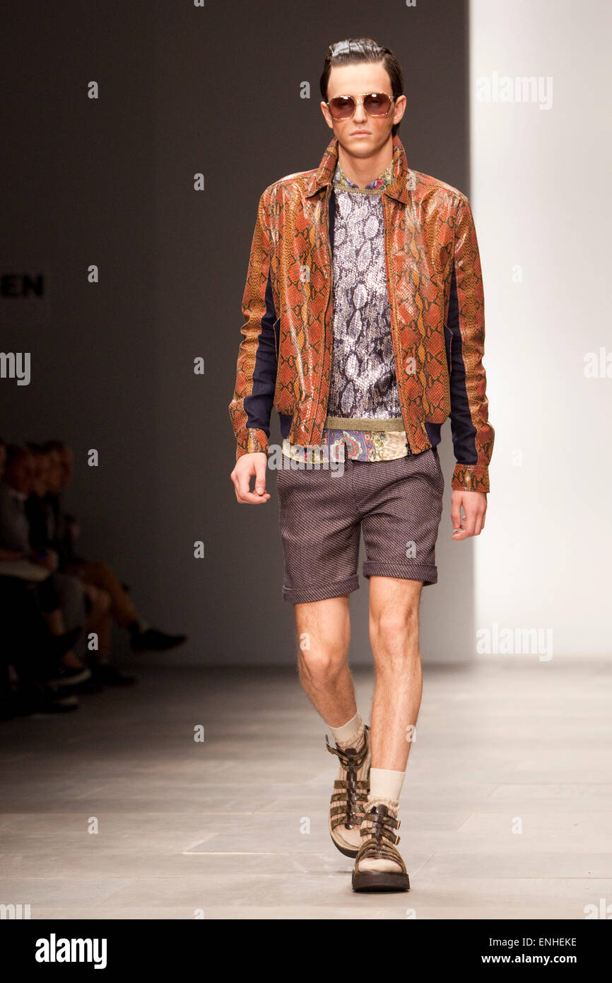 Fashion style Long james spring runway for woman Fashion week Long james spring runway for lady