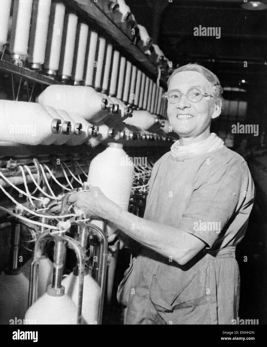 Worker at Regent Cotton Mill owned by the Lancashire Cotton Corporation Limited, in Failsworth, Manchester, Circa 1935. The mill opened in 1906, closing 1958. The Lancashire Cotton Corporation Limited was incorporated 23rd January 1929, and became the wor Stock Photo