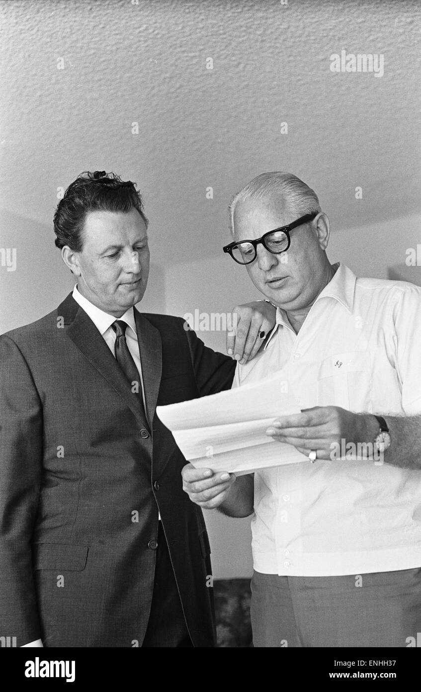 Denis Loraine and Abe Phillips, his bail bondsman, in Los Angeles, USA, 10th August 1965. Stock Photo