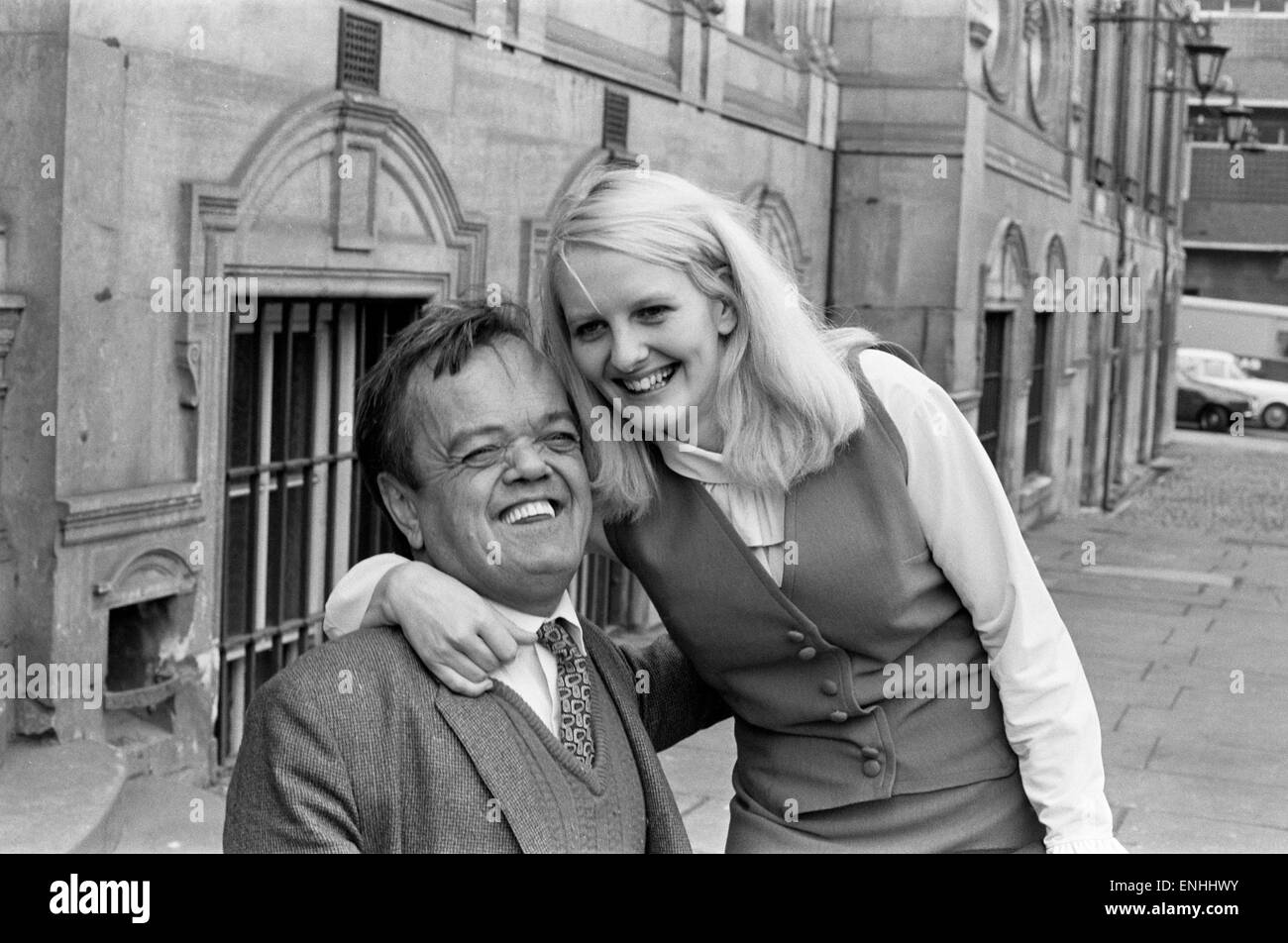 Tom Reynolds 52 & girlfriend Susan Morley 19, pictured together outside Leicestershire Assizes Court, 18th November 1970. Stock Photo
