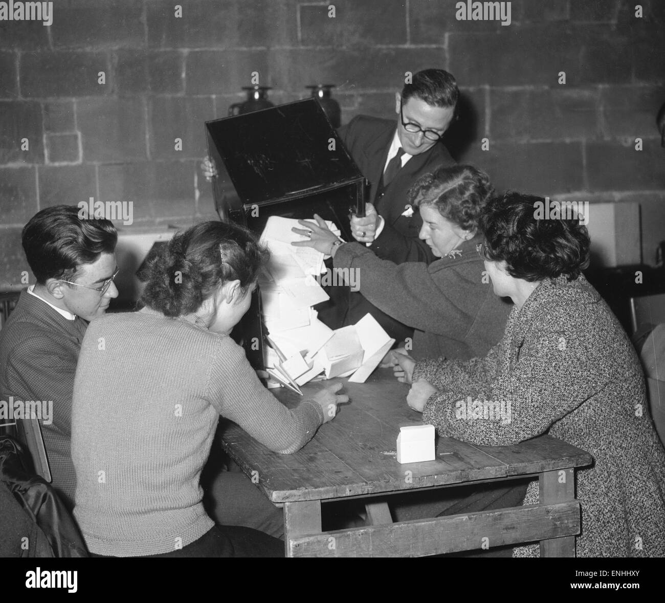 Votes in the 1951 General Election for one of the Coventry constituencies are seen here being counted 25th October 1951 Stock Photo