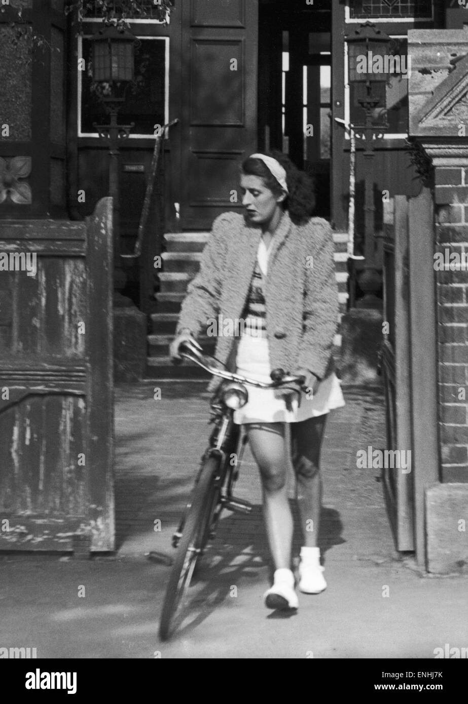 Yvonne Symonds taking a bicycle ride piror to court case Circa 1st September 1946. 19-year-old Yvonne Symonds met Neville Heath at a dance in Chelsea. Heath called himself Lt. Colonel Heath. They agreed to meet the next day. They spent the whole day toget Stock Photo