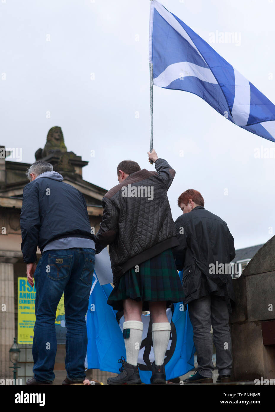 Edinburgh, Scotland. UK. 6th May, 2015. First Minister Nicola Sturgeon spends the final day of the general election campaign in Edinburgh, making the case for Scotland to unite to vote SNP. Credit:  Pako Mera/Alamy Live News Stock Photo