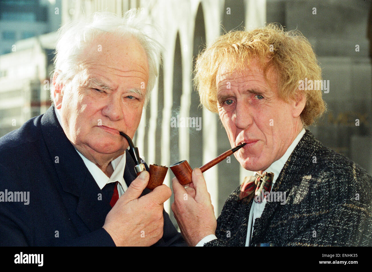 rod-hull-pipe-smoker-of-the-year-1993-seen-here-with-patrick-moore-ENHK35.jpg
