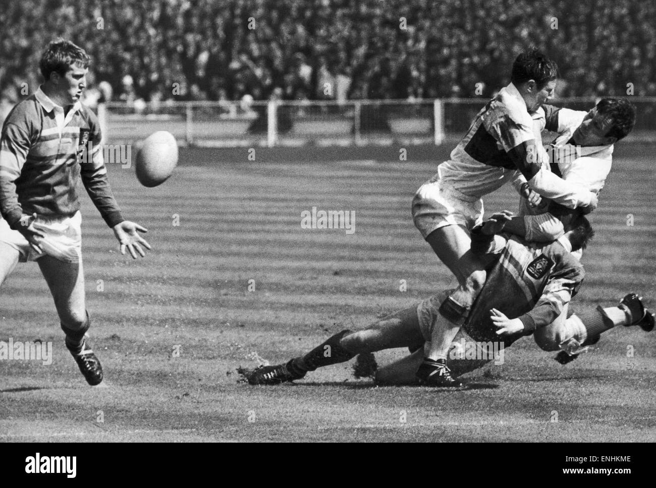 Leeds v Wakefield Rugby League Cup Final 11th May 1968. Batten of Leeds passes when tackled by Haigh Stock Photo