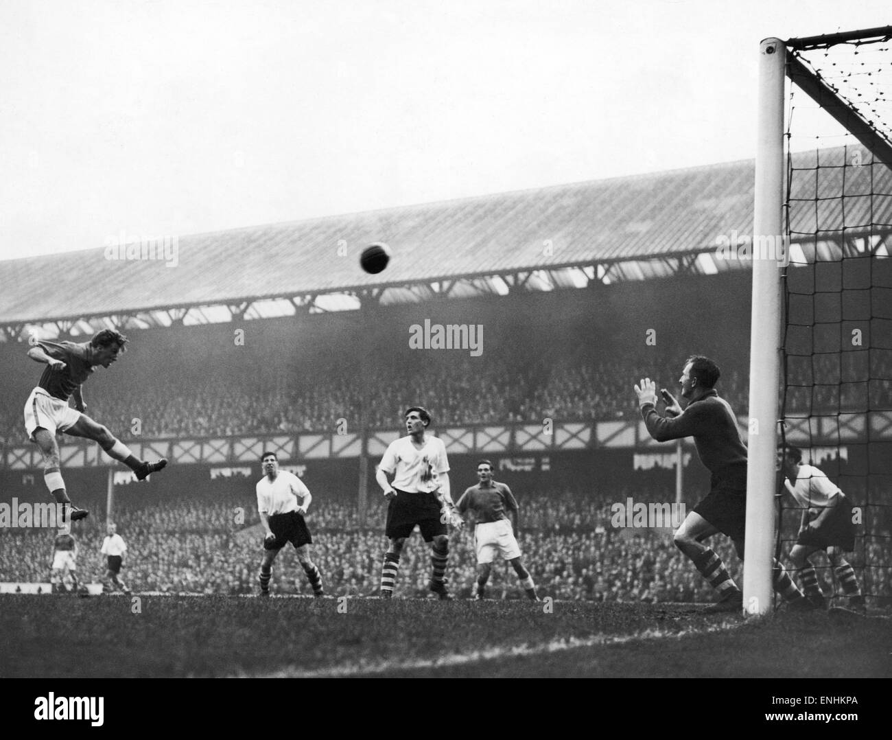 English League Division One match at Goodison Park. Everton 5 v Huddersfield Town 2. Everton's Jimmy Harris heads for goal and nearly scores but the ball hit the bar. 5th November 1955. Stock Photo