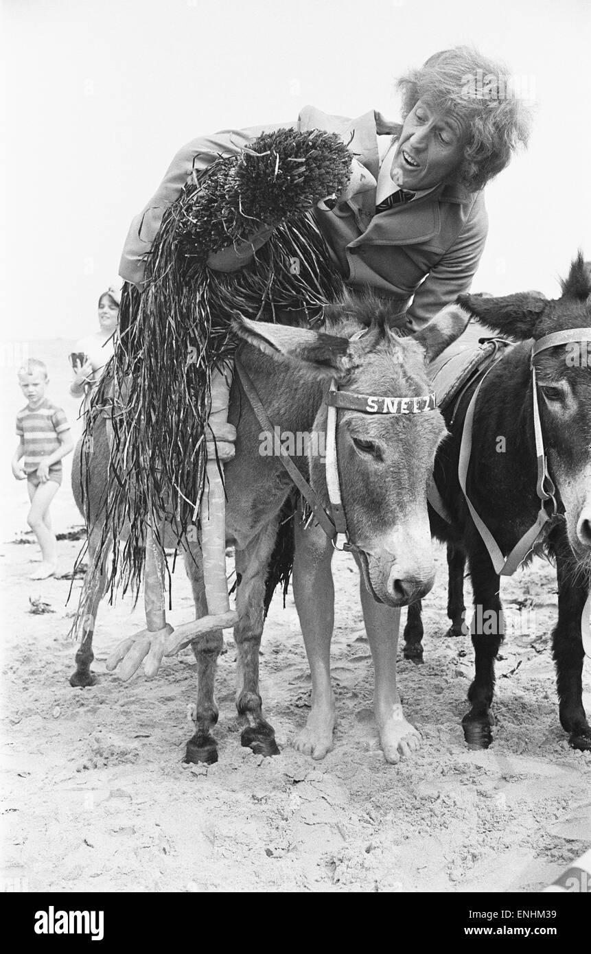 Rod Hull and Emu seen here terrorising the holidaymakers on Clacton's beaches. 30th August 1973 Stock Photo