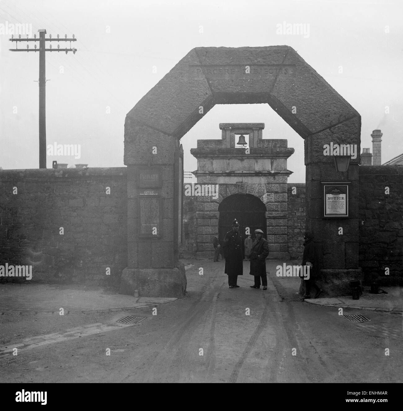 Main gate of Dartmoor Prison January 1932 Stock Photo Alamy