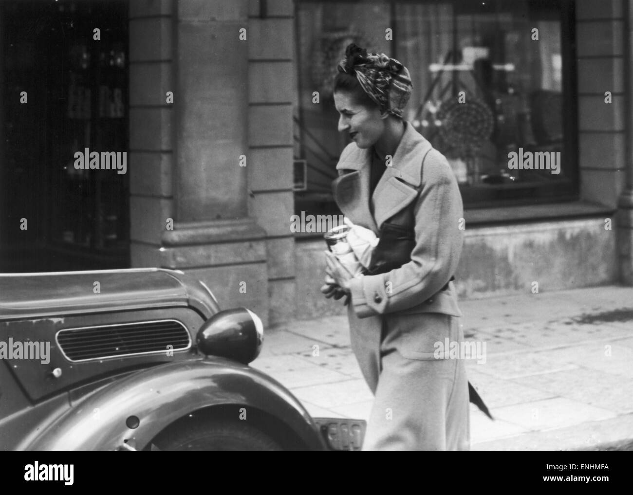Yvonne Symonds out shopping prior to court hearings Circa 1st September 1946. 19-year-old Yvonne Symonds met Neville Heath at a dance in Chelsea. Heath called himself Lt. Colonel Heath. They agreed to meet the next day. They spent the whole day together a Stock Photo