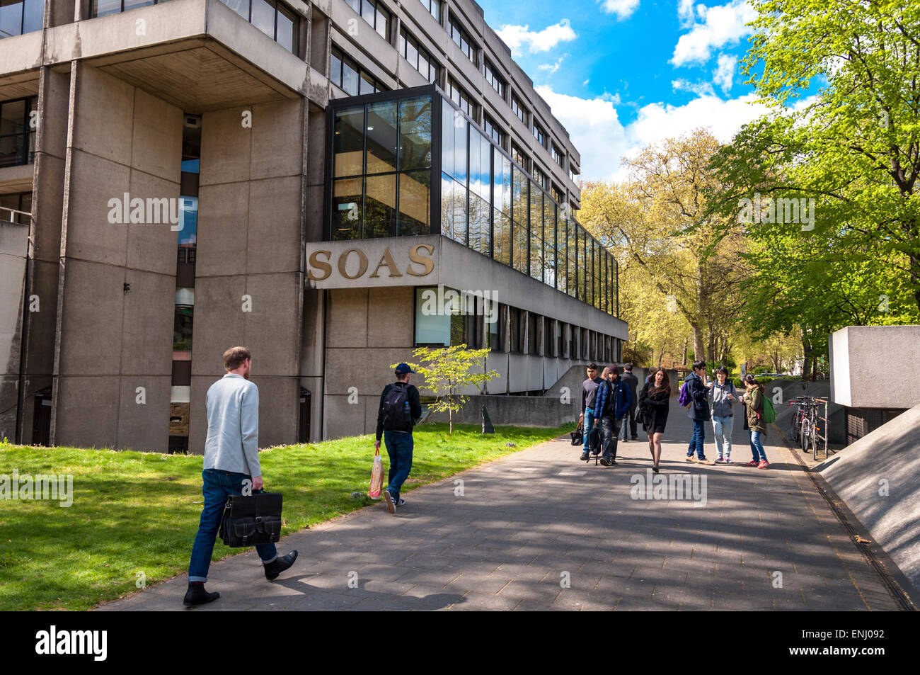 Students on campus at SOAS, University of London formally known as the School of Oriental and African Studies Stock Photo