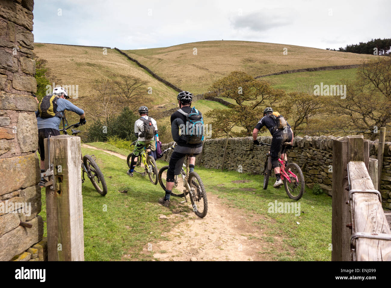 Four mountain bikers having a rest before they continue along the trail in the Derwent Valley in the Peak District Stock Photo