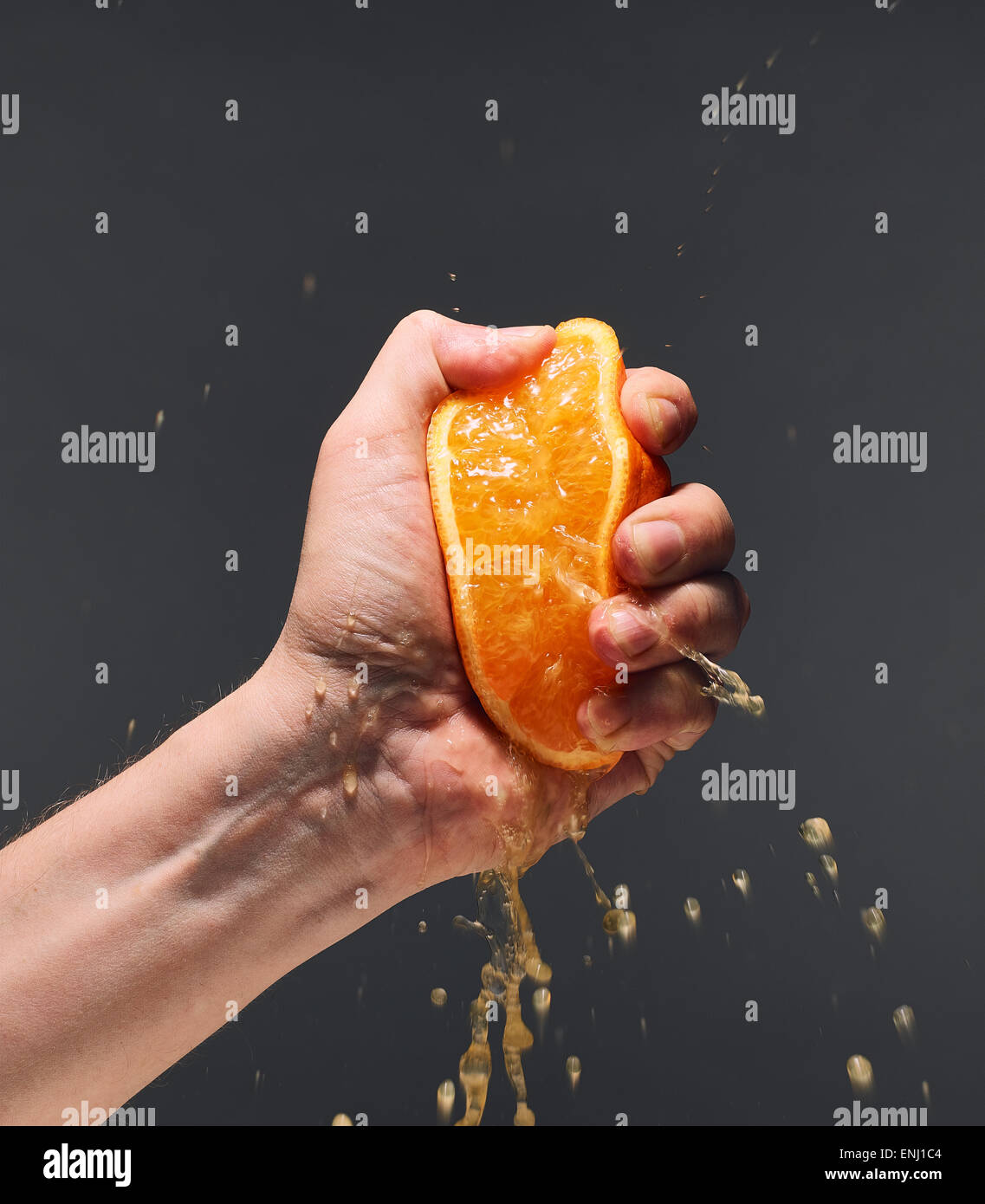 Female hand squeezing orange juice from fresh oranges with a juicer in the  home kitchen, ?lose up Stock Photo - Alamy