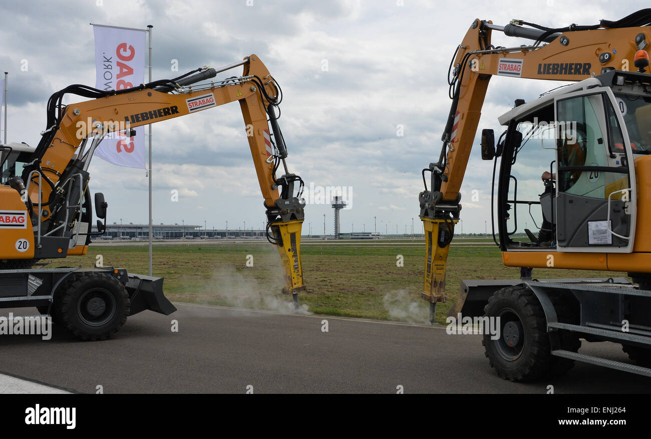 Excavators work in front of the future Berlin airport in Schoenefeld, Germany, 06 May 2015. The airport began with the restoration of the starting and landing strips of Schoenefeld Airport - the future North runway of the new BER Airport. Photo: BERND SETTNIK/dpa Stock Photo