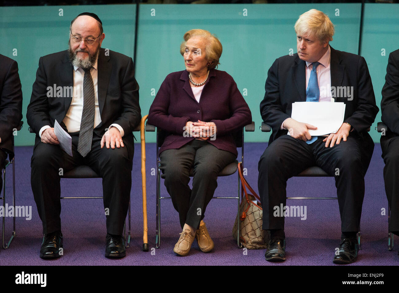 UNITED KINGDOM, London : (L-R) Chief Rabbi Ephraim Mirvis, Holocaust survivor Freda Wineman and The Mayor of London Boris Johnson join Members of the London Assembly at City Hall today for the annual Holocaust Memorial Day ceremony, commemorating victims of the Holocaust and other acts of genocide Stock Photo